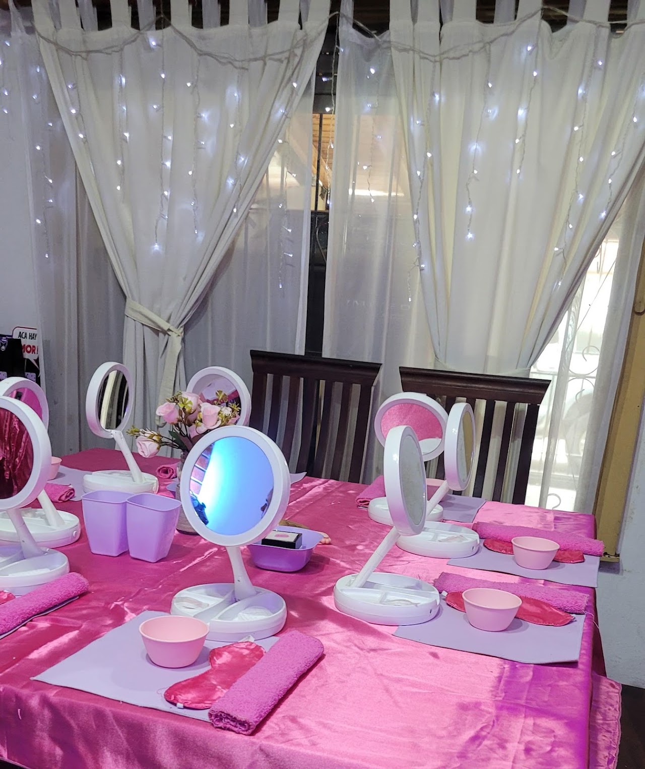 Mesa de spa decorada con espejos y luces para cumpleaños de nenas - Spa de nenas Lovely