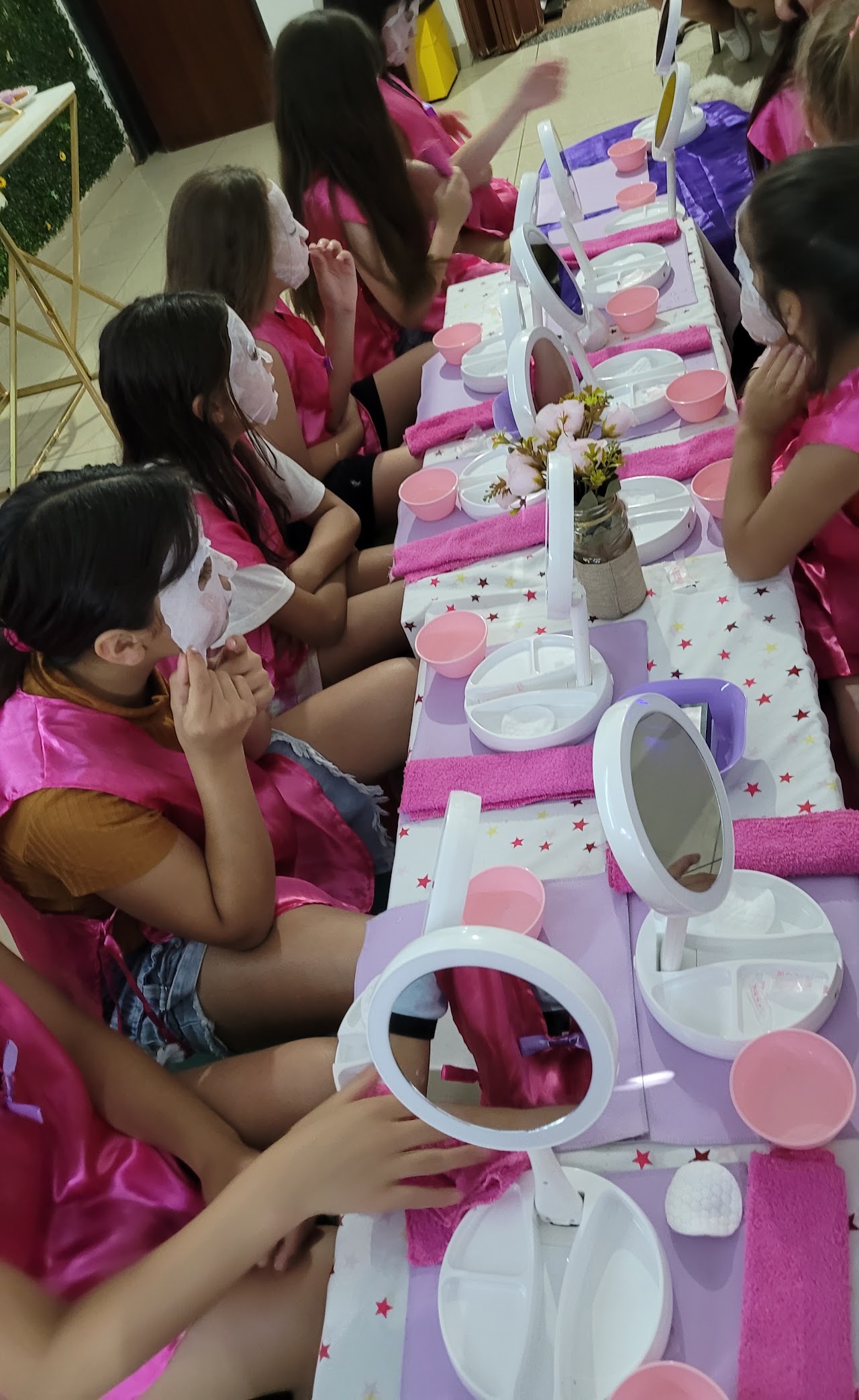 Nenas disfrutando del spa con mascarillas faciales - Spa de nenas Lovely